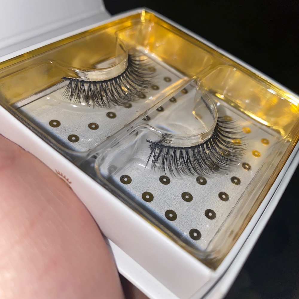Lashes - Picture 7 of 10